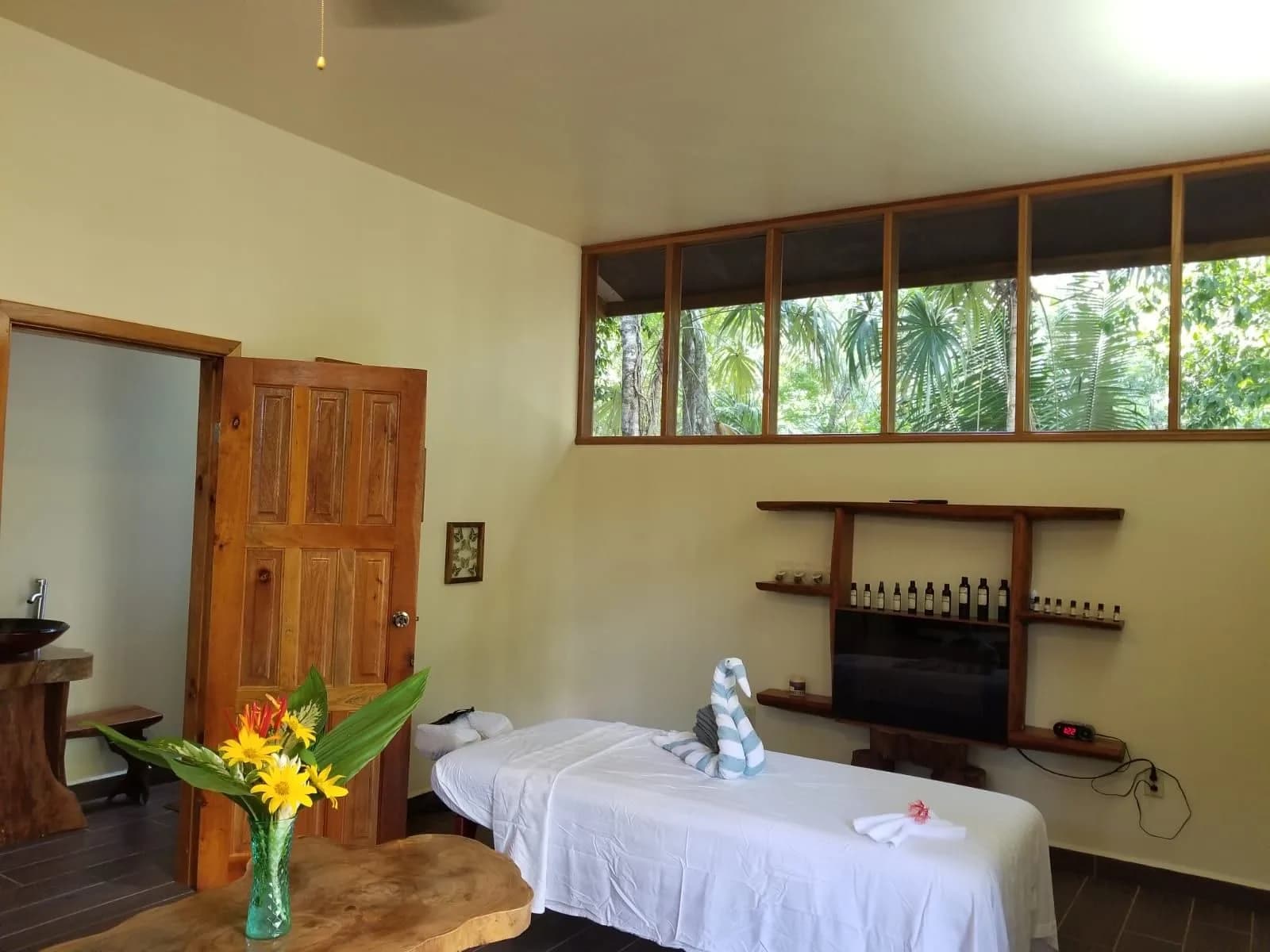 PB0004 – Exceptional 5-Star Review-Mariposa Jungle Lodge Resort - Photo 3